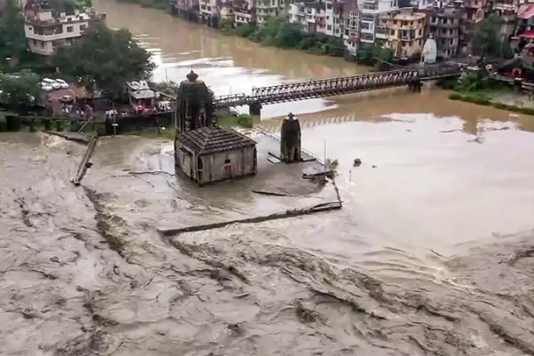 Heavy rains disrupt 557 roads in Himachal, including 3 national highways