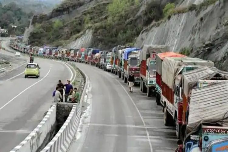 Traffic partially restored on Jammu-Srinagar National Highway