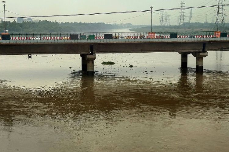 The water level of Yamuna river in Delhi is continuously rising, residents are advised to move to safer places