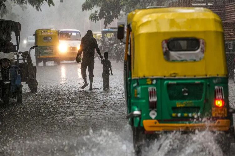 Intermittent rain continues in Delhi, 'Orange alert' issued