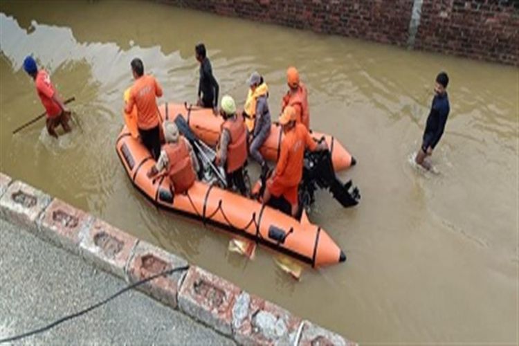 Punjab floods: Sonu Sood, Diljit and Jippy Grewal join flood relief efforts