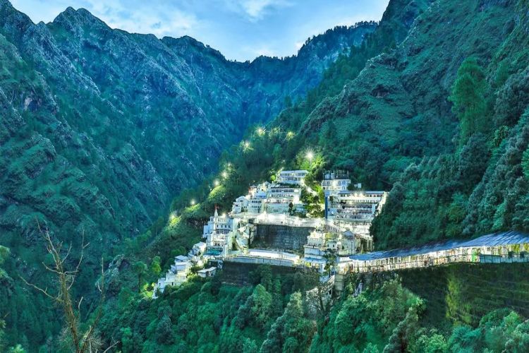 Vaishno Devi Yatra remained stalled on the eighth day, situation serious due to rain and landslide