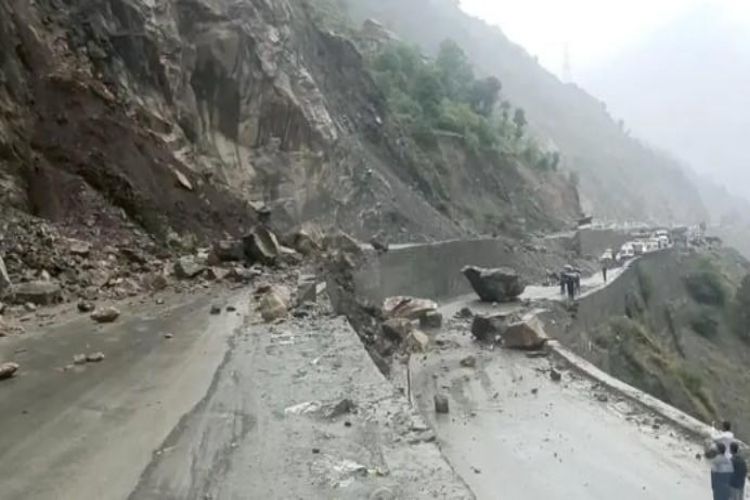 Traffic on Jammu-Srinagar national highway suspended amid heavy rains