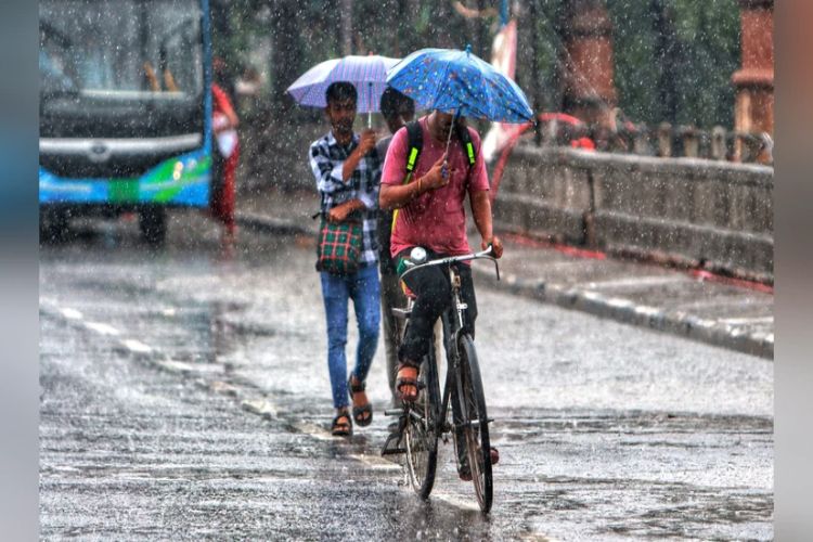 Cloudy weather in Delhi, light rain in many areas