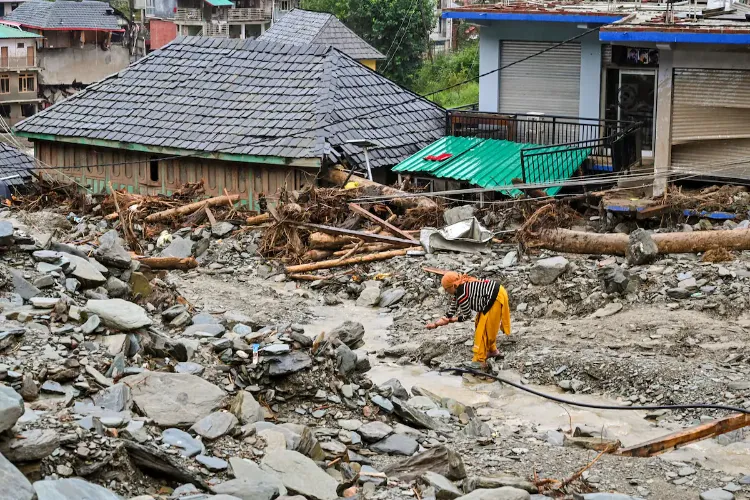 Heavy rain wreaks havoc in Himachal Pradesh: 5 people died due to house collapse, 1,337 roads closed