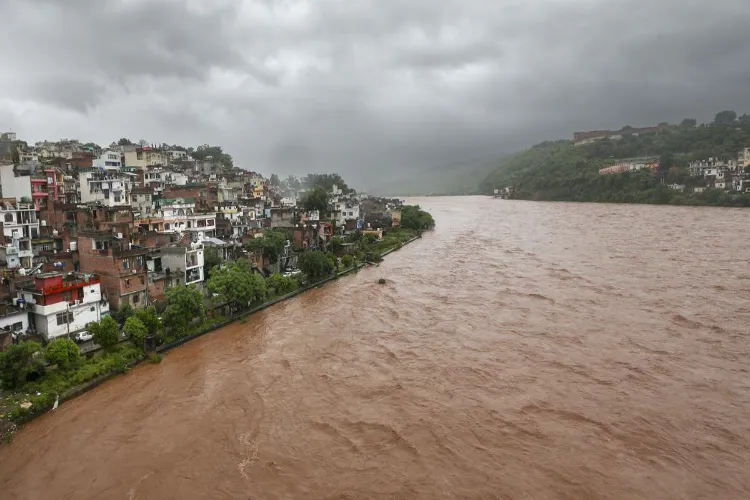 Torrential rains in Kashmir cause rivers to overflow, Srinagar-Jammu national highway closed