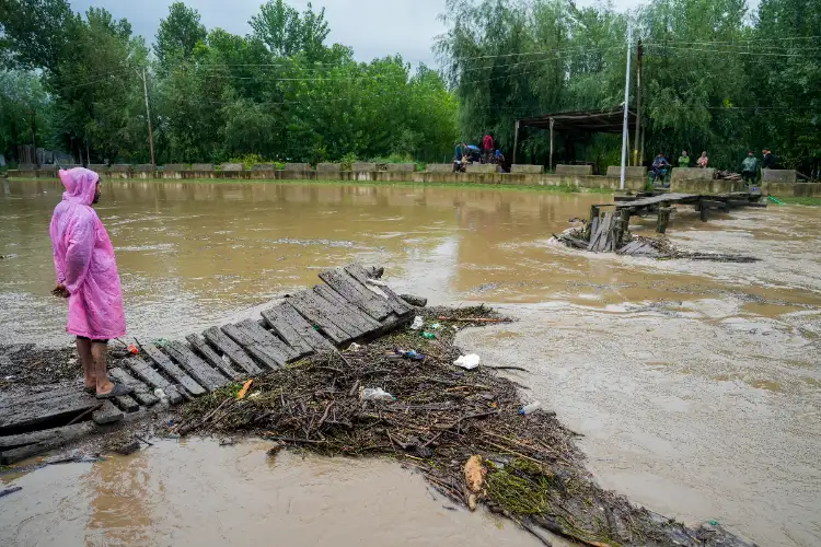 Torrential rain in Jammu and Kashmir; Two people died due to house collapse, major roads closed
