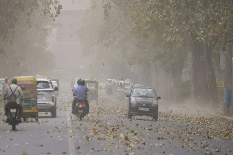 Possibility of rain with strong winds in Delhi