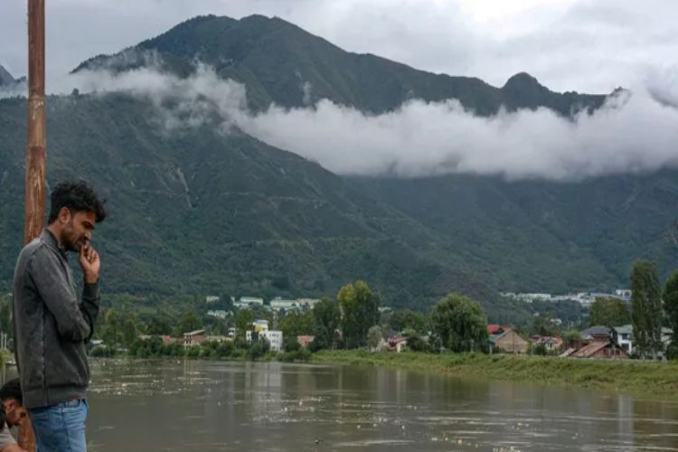 Jhelum river water level crosses danger mark, Dal Lake residents advised to take precautions