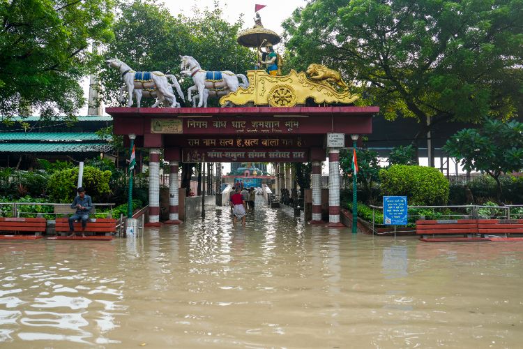 Yamuna water level in Delhi is above 207 meters, flood water filled in surrounding areas