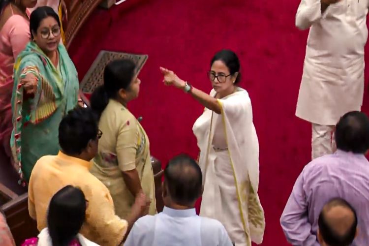 The Centre has fallen at the feet of foreign powers, it has sold the country's prestige: Mamata Banerjee