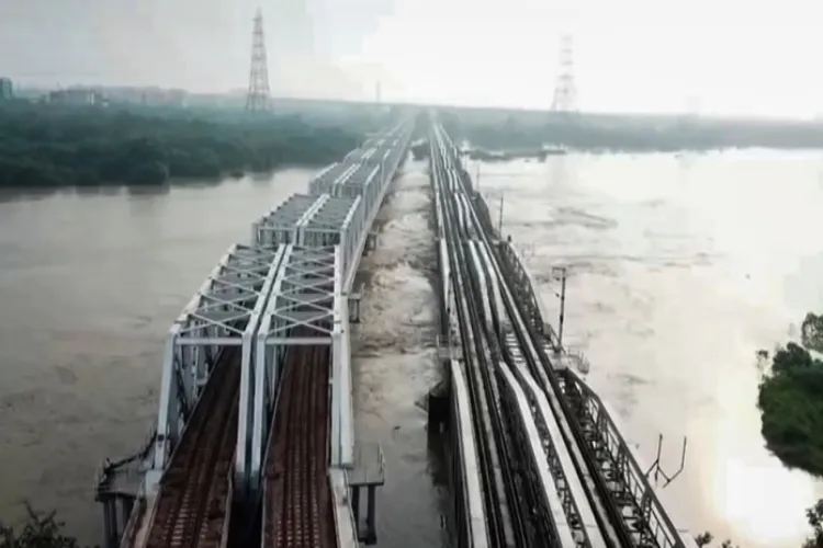 Delhi: Yamuna water level at old iron bridge is 207.33 meters, likely to decrease further today