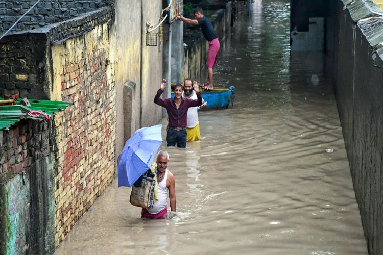 Yamuna water entered the streets of Majnu ka Tila; houses and shops submerged, normal life disrupted