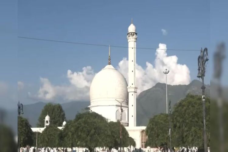 Jammu and Kashmir: Controversy over Ashoka Pillar symbol at Hazratbal Dargah in Srinagar