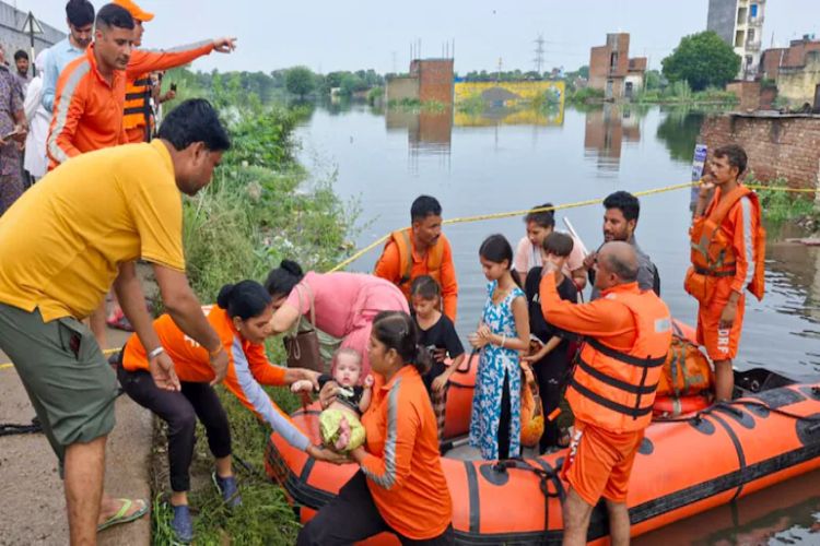 Amid rising water levels and waterlogging in Yamuna, traffic police changed routes
