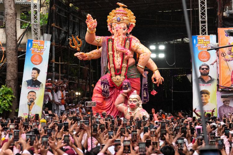 People came out to immerse the idols of Lord Ganesha amidst rain in Mumbai