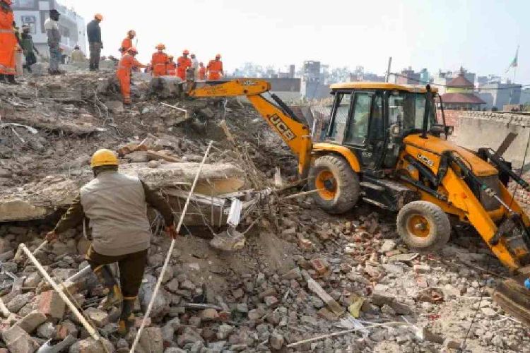 Old building collapses in south-east Delhi, no casualties