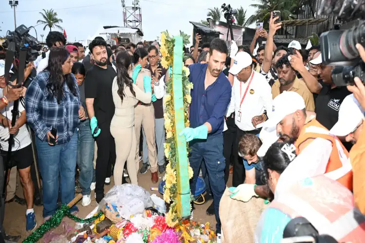 Akshay Kumar participates in clean-up drive organised by Amruta Fadnavis post Ganesh Chaturthi celebrations