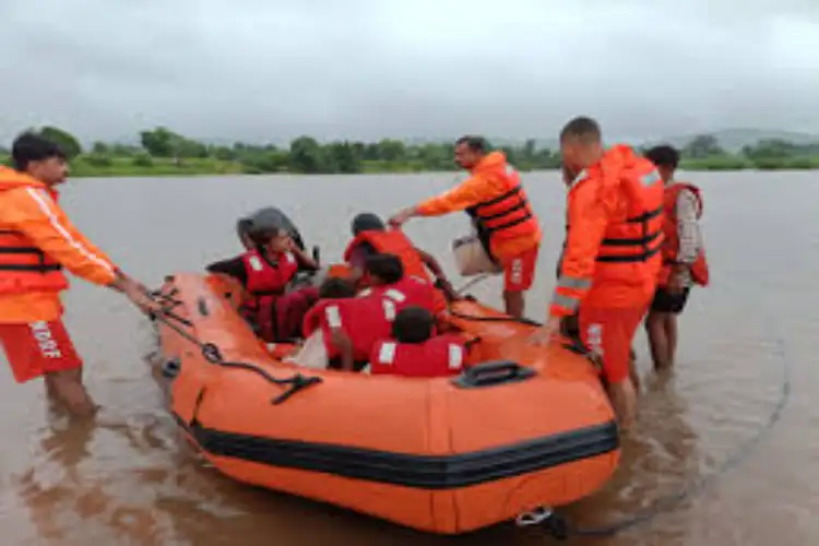Gujarat: SDRF rescues 9 people stranded from flooded Sabarmati