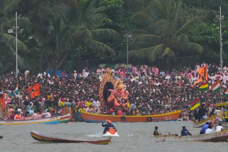 Tide in Mumbai delays immersion of Lalbaugcha Raja Ganesha idol