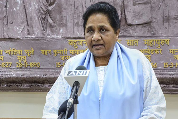 Governments should take action against those spoiling the atmosphere by leaving behind 'communal and hateful politics': Mayawati