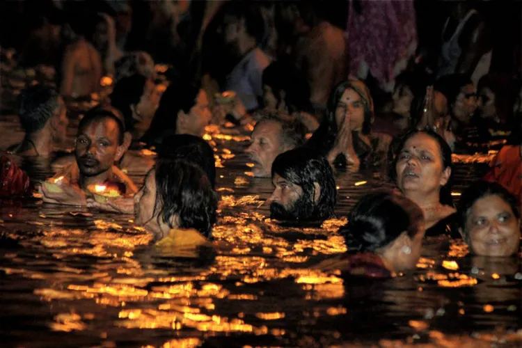 Varanasi: After lunar eclipse, devotees took holy bath in Ganga