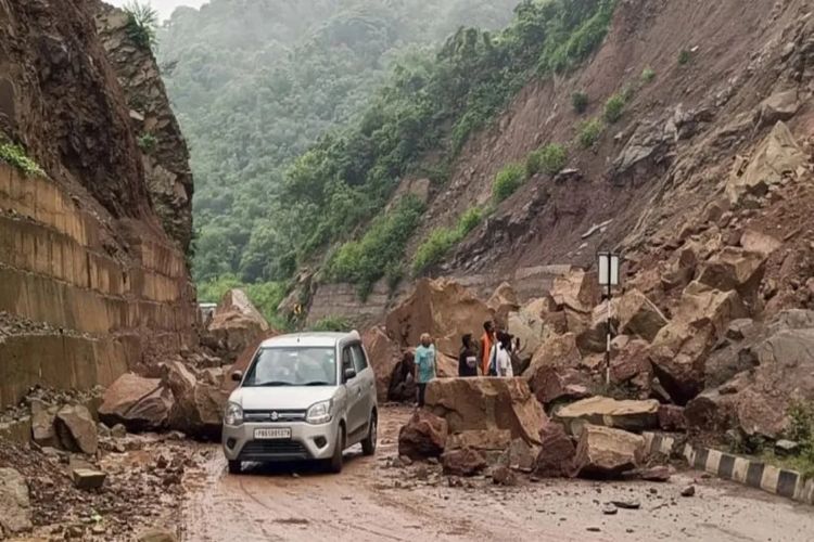 Uttarakhand: Landslide from Mansa Devi hills in Haridwar, Haridwar-Dehradun-Rishikesh rail route disrupted