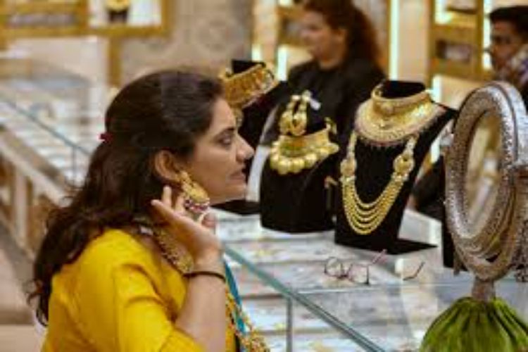 Gold slips from record high, falls by Rs 606 per 10 grams due to profit booking