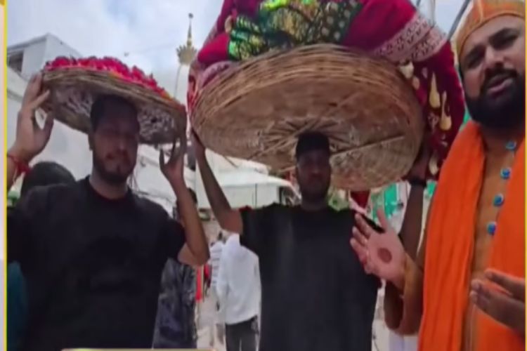 Punjabi singer Gulshan Khan prayed for the flood victims at Khwaja's court