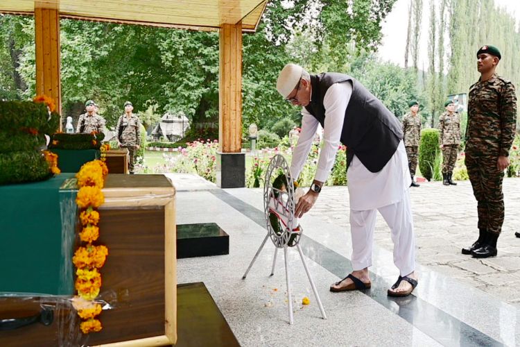 Jammu and Kashmir: Omar Abdullah paid tribute to the soldiers martyred in the Kulgam encounter