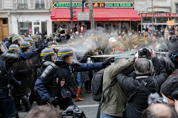 Protests erupted in France after the fall of the government, 200 people arrested in clashes with police