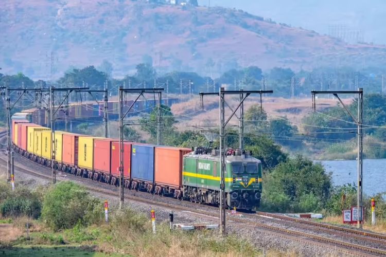 Two railway parcel vans will leave for Jammu and Delhi to carry fruits of Kashmir