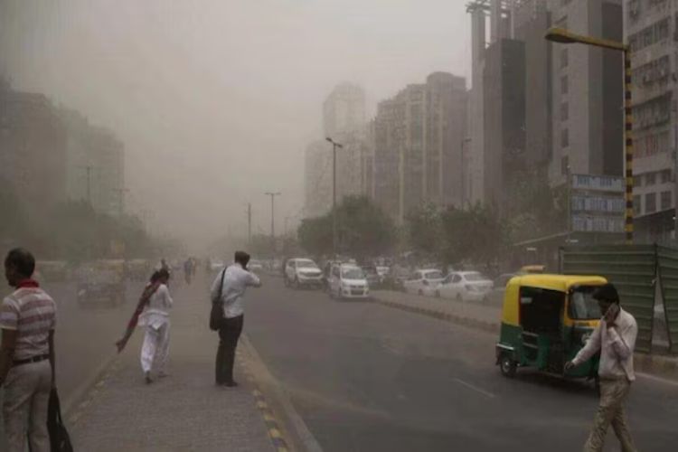Delhi: Strong surface winds expected during the day