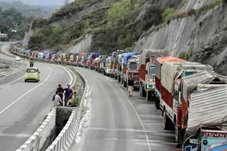 One-way traffic allowed on Jammu-Srinagar National Highway, road slippery in Tharad section