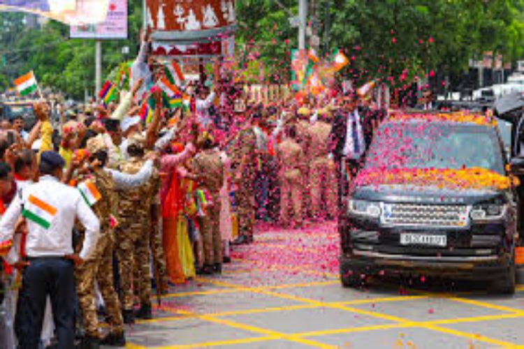 उप्र: प्रधानमंत्री मोदी वाराणसी पहुंचे, काशी के लोगों ने पुष्प वर्षा कर स्वागत किया