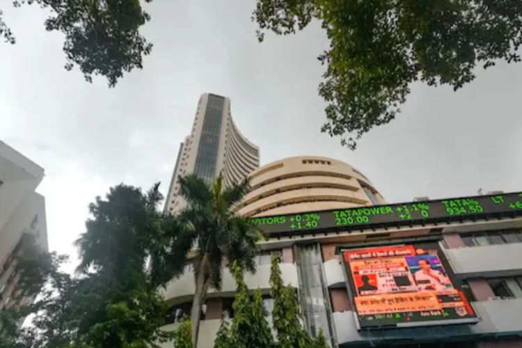 Market continues to rise due to positive signals, Sensex rises by 356 points