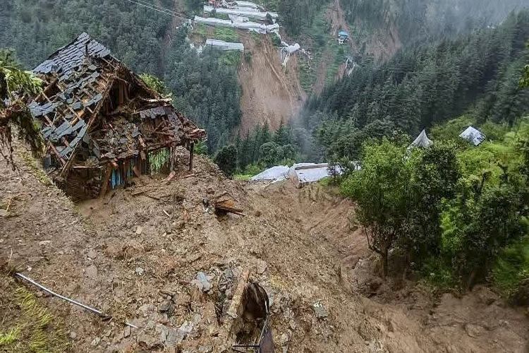 Himachal Pradesh: Several vehicles buried under debris, fields damaged in a village due to cloudburst