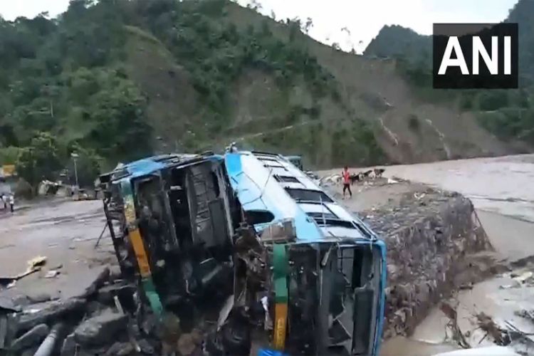 Rain wreaks havoc in Himachal, Dharampur bus stand submerged
