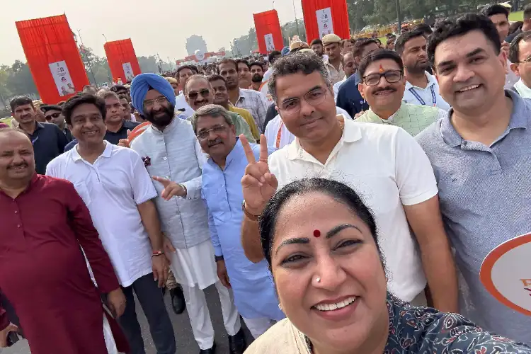 Delhi Chief Minister and ministers donated blood on the occasion of Prime Minister Modi's birthday.