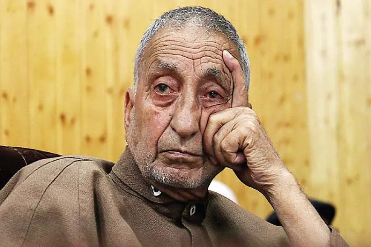 Jammu and Kashmir CM Omar Abdullah and Mehbooba Mufti expressed their condolences on the death of senior Hurriyat leader Prof. Abdul Gani Bhat.