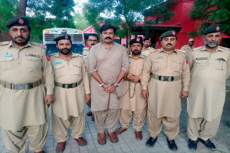 Pakistan: Faisalabad police arrest alleged leader of a honey-trap gang
