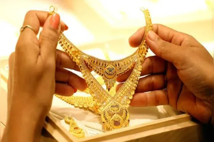 Gold and silver futures prices fall