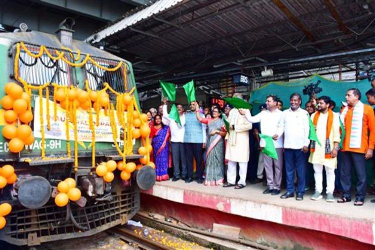 Special train carrying 775 elderly pilgrims from Odisha leaves for Ayodhya, Varanasi