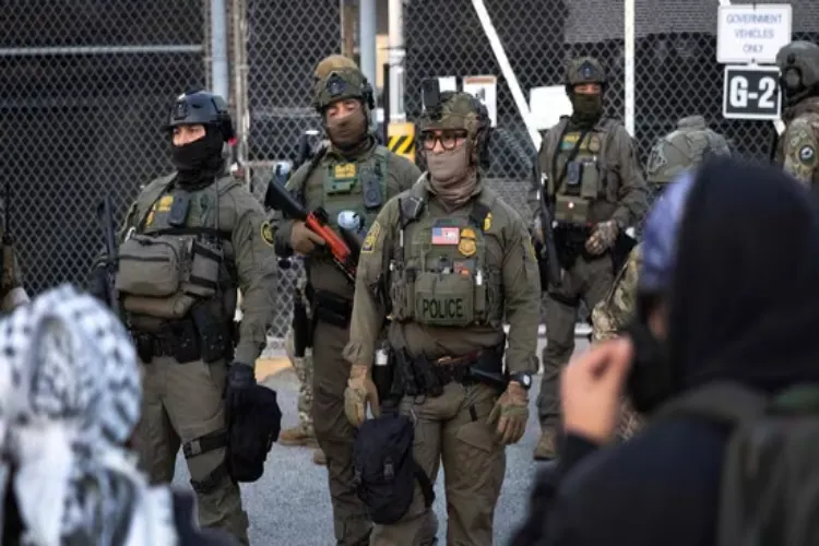 Immigration authorities conduct major operation in Chicago, arresting over 400 people.