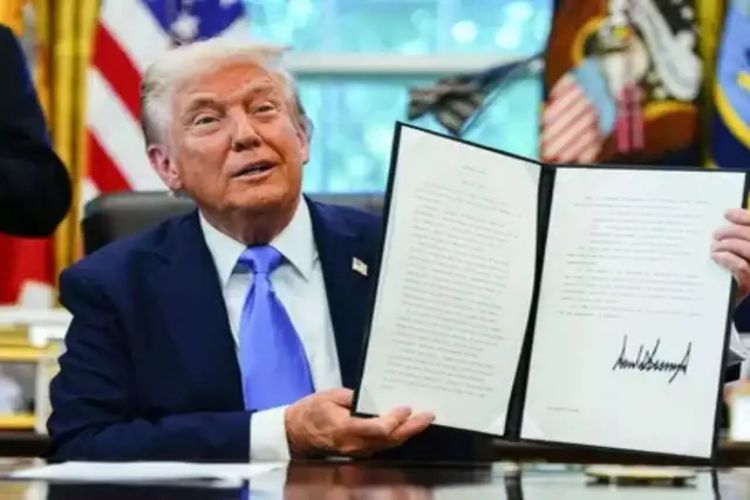 Trump announces H1B visa fee hike of US$100,000, impacting Indians