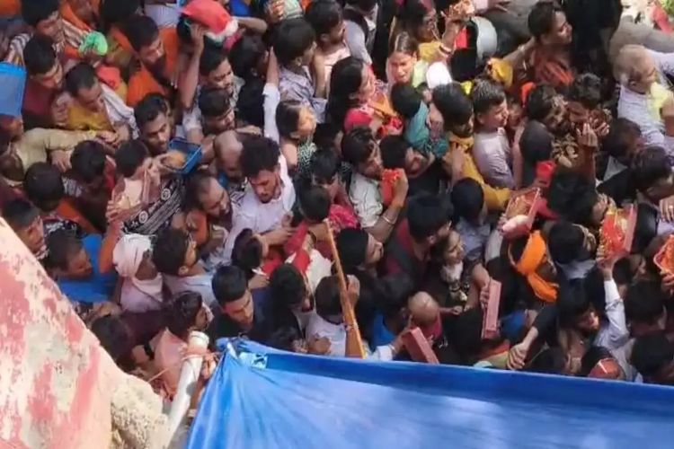 A huge crowd of devotees gathered at Maa Mansa Devi Temple in Haridwar on the first day of Sharadiya Navratri.