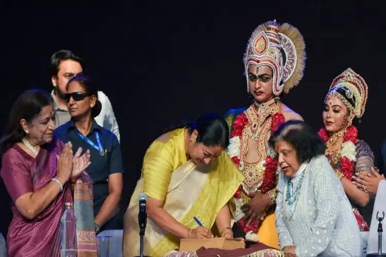 Which Ramleela ends at 10 pm?, Ram-rajya should come in Delhi: CM Gupta
