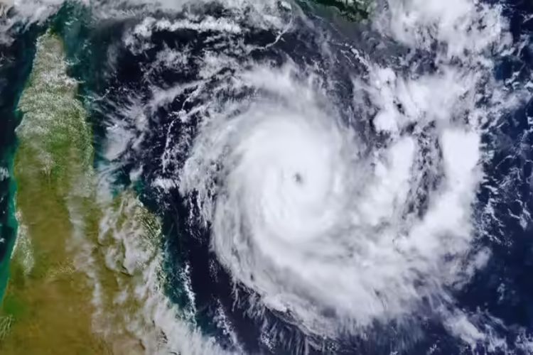 IMD issues heavy rainfall warning for Andaman due to cyclonic conditions