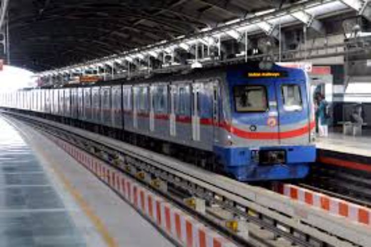 Kolkata Metro Rail services disrupted for 50 minutes after man falls on tracks