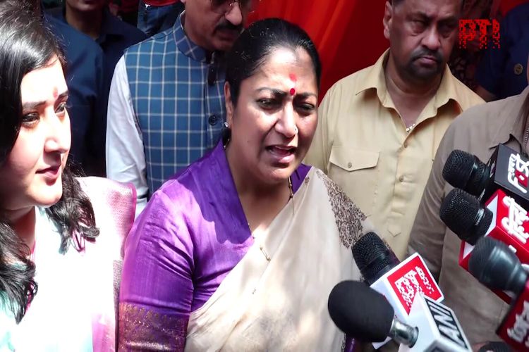 Delhi CM lays foundation stone for foot over bridge for soldiers